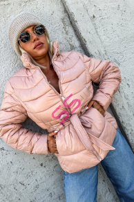 Štepovaná prechodná bunda s opaskom JENNIFER+