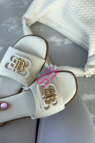 Biele šľapky so zlatou ozdobou MALENA-