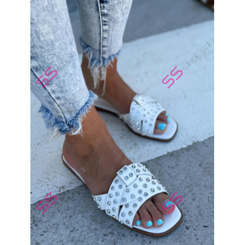 Šľapky zdobené striebornými kamienkami LAMIA-