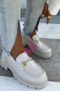 Béžové lakované mokasíny s ozdobou MELANIA