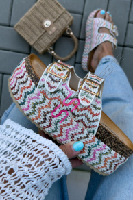 Vzorované šľapky na platforme DATOLA-