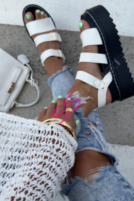 Biele sandále zo zlatými aplikáciami CLOVER-