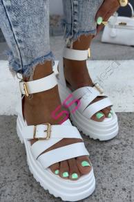 Biele sandále zo zlatými aplikáciami SHENAYA-