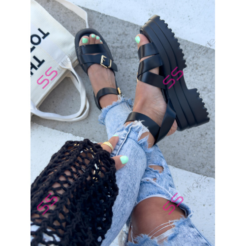 Čierne sandále zo zlatými aplikáciami SHENAYA-