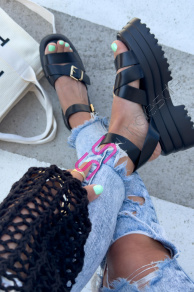 Čierne sandále zo zlatými aplikáciami SHENAYA-