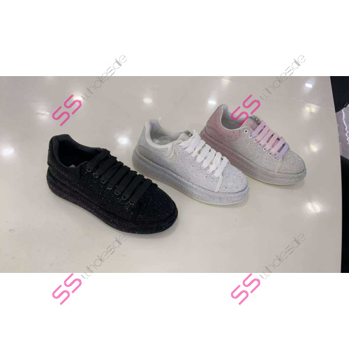 Tenisky zdobené kamienkami