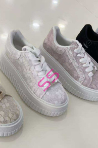 Tenisky zdobené čipkou