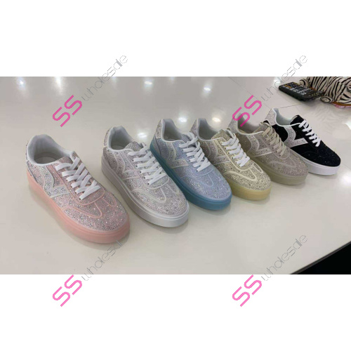 Tenisky zdobené kamienkami