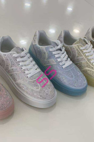 Tenisky zdobené kamienkami